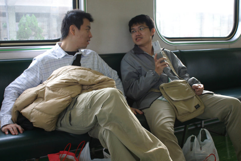台灣鐵路旅遊攝影電車-區間車交談的旅客2007攝影照片283