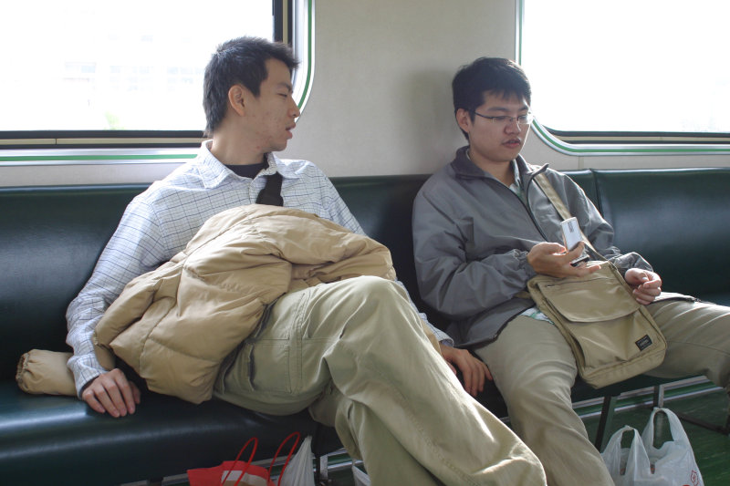 台灣鐵路旅遊攝影電車-區間車交談的旅客2007攝影照片284
