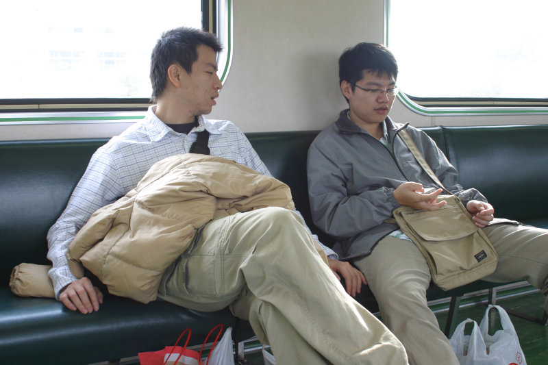 台灣鐵路旅遊攝影電車-區間車交談的旅客2007攝影照片285