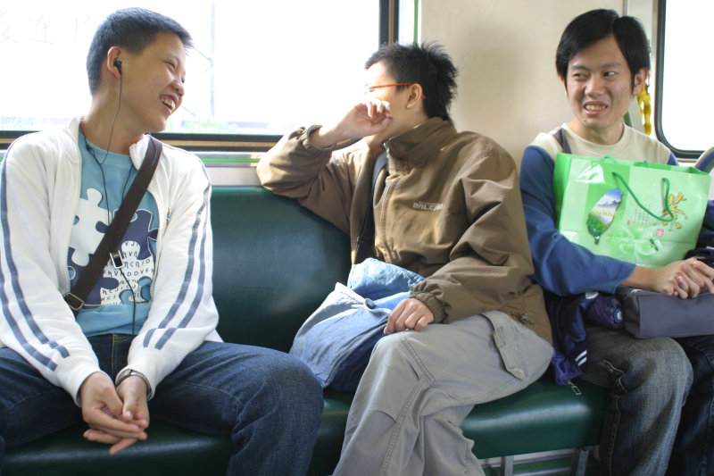 台灣鐵路旅遊攝影電車-區間車交談的旅客2007攝影照片286
