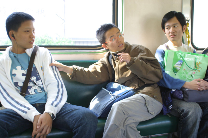 台灣鐵路旅遊攝影電車-區間車交談的旅客2007攝影照片287