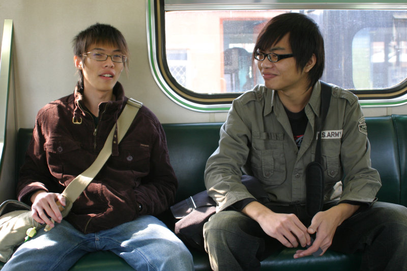 台灣鐵路旅遊攝影電車-區間車交談的旅客2007攝影照片288