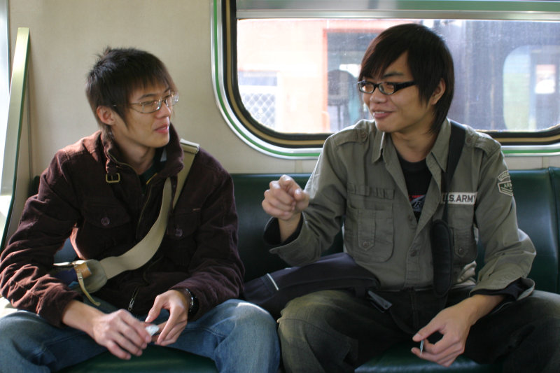 台灣鐵路旅遊攝影電車-區間車交談的旅客2007攝影照片289
