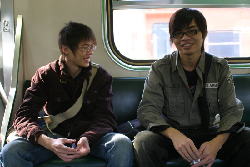 台灣鐵路旅遊攝影電車-區間車交談的旅客2007攝影照片290