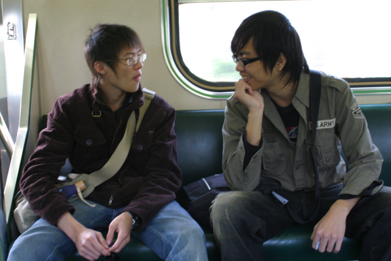 台灣鐵路旅遊攝影電車-區間車交談的旅客2007攝影照片291