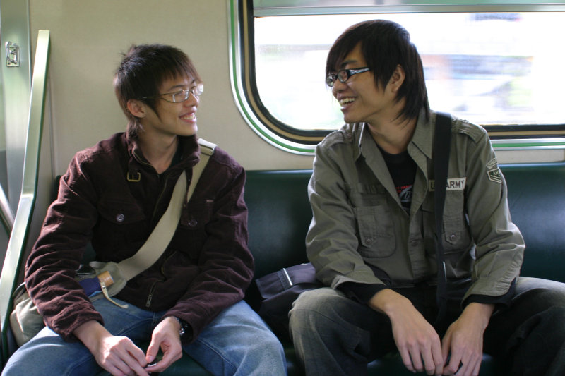 台灣鐵路旅遊攝影電車-區間車交談的旅客2007攝影照片292