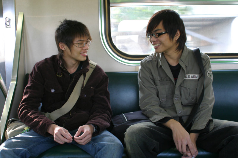 台灣鐵路旅遊攝影電車-區間車交談的旅客2007攝影照片293