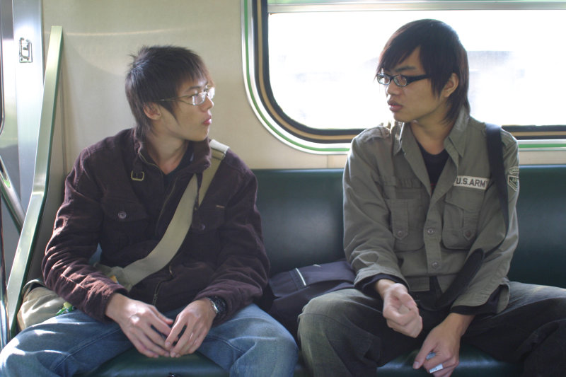 台灣鐵路旅遊攝影電車-區間車交談的旅客2007攝影照片294