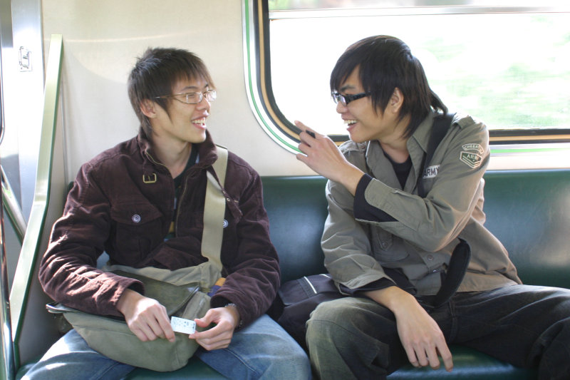台灣鐵路旅遊攝影電車-區間車交談的旅客2007攝影照片295