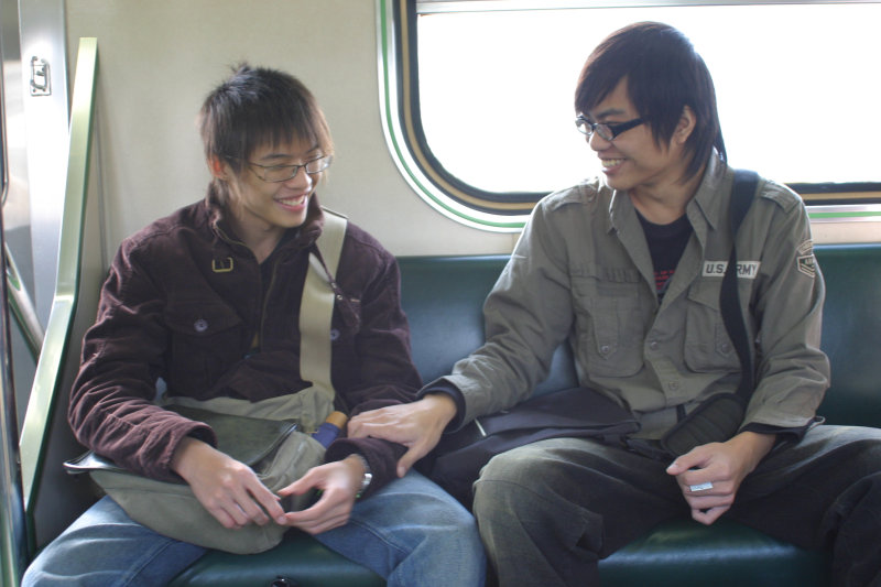 台灣鐵路旅遊攝影電車-區間車交談的旅客2007攝影照片297