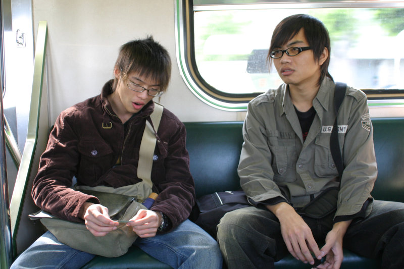 台灣鐵路旅遊攝影電車-區間車交談的旅客2007攝影照片298