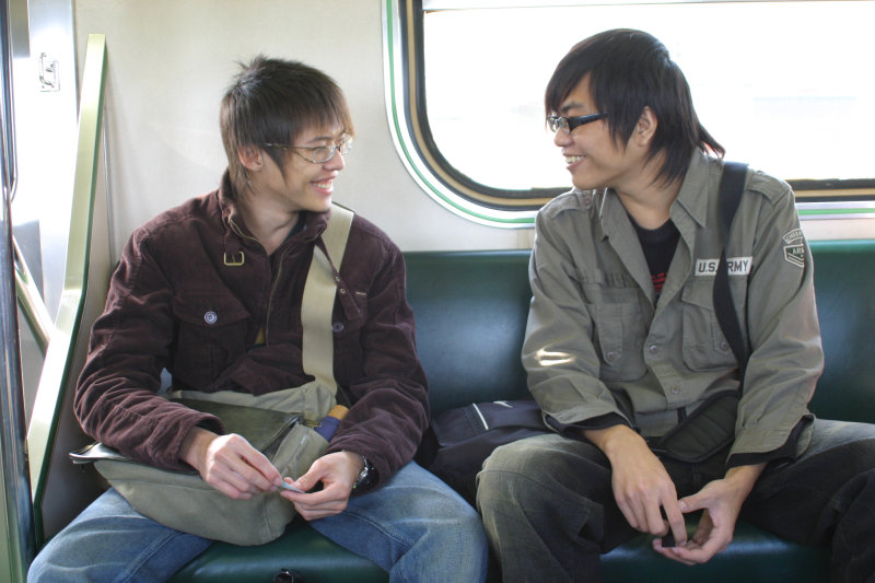台灣鐵路旅遊攝影電車-區間車交談的旅客2007攝影照片299