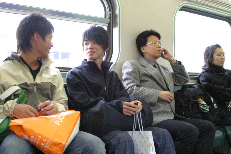 台灣鐵路旅遊攝影電車-區間車交談的旅客2007攝影照片301