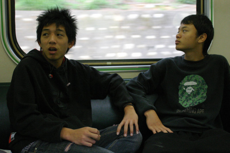台灣鐵路旅遊攝影電車-區間車交談的旅客2007攝影照片303