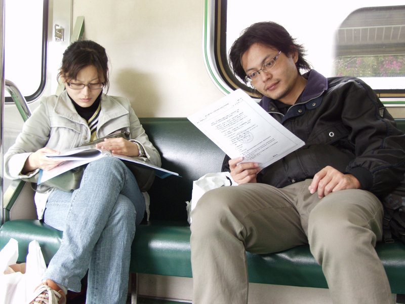 台灣鐵路旅遊攝影電車-區間車交談的旅客2007攝影照片317