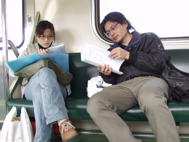 台灣鐵路旅遊攝影電車-區間車交談的旅客2007攝影照片318