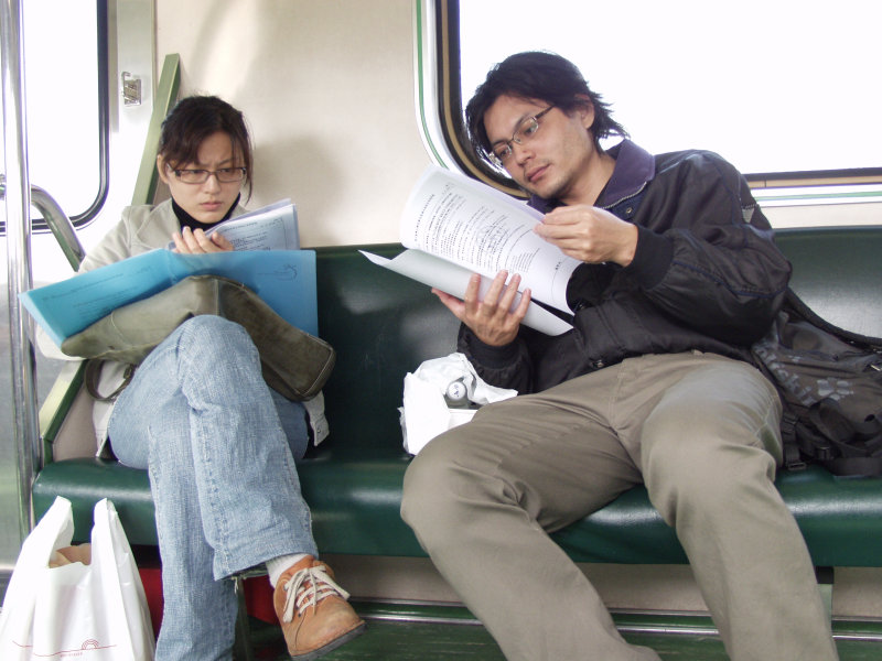 台灣鐵路旅遊攝影電車-區間車交談的旅客2007攝影照片319