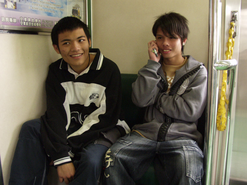 台灣鐵路旅遊攝影電車-區間車交談的旅客2007攝影照片321