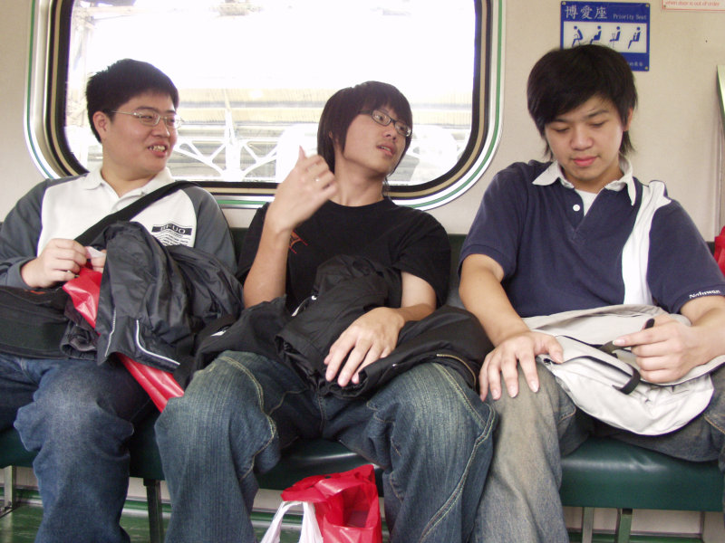 台灣鐵路旅遊攝影電車-區間車交談的旅客2007攝影照片327