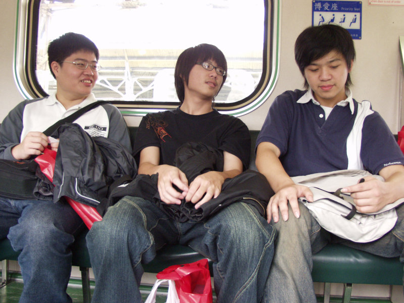 台灣鐵路旅遊攝影電車-區間車交談的旅客2007攝影照片328