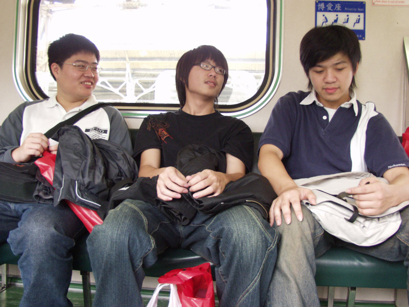 台灣鐵路旅遊攝影電車-區間車交談的旅客2007攝影照片329