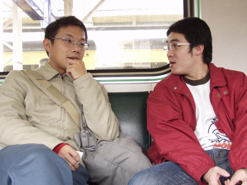台灣鐵路旅遊攝影電車-區間車交談的旅客2007攝影照片338