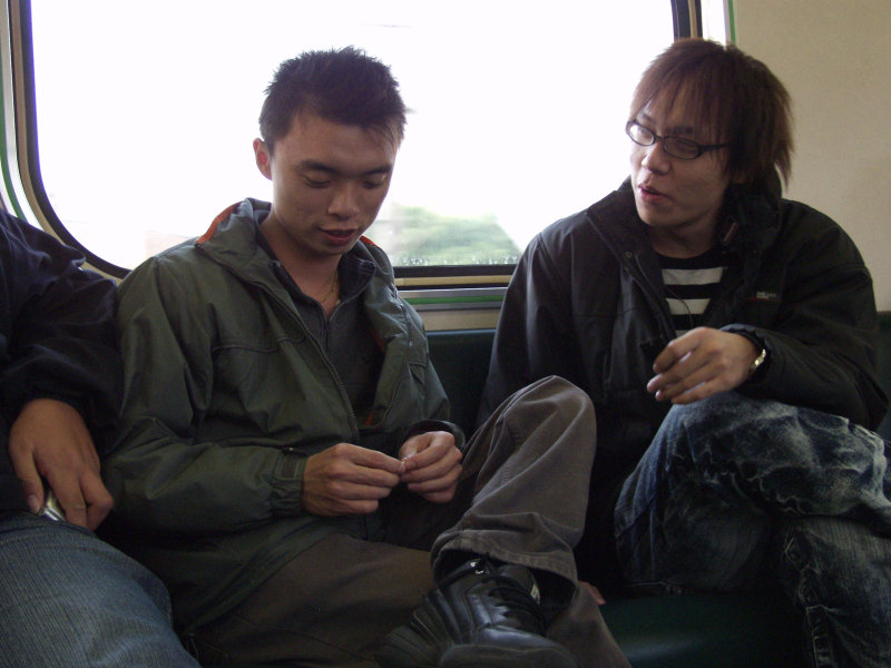 台灣鐵路旅遊攝影電車-區間車交談的旅客2007攝影照片341