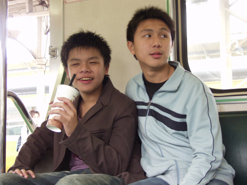 台灣鐵路旅遊攝影電車-區間車交談的旅客2007攝影照片353