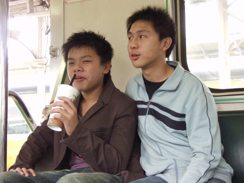 台灣鐵路旅遊攝影電車-區間車交談的旅客2007攝影照片354