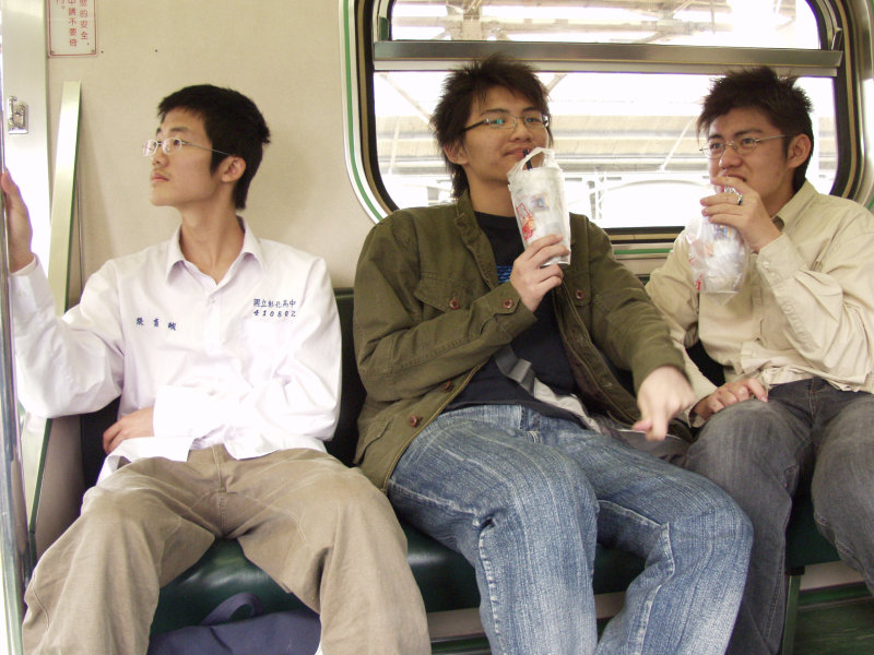 台灣鐵路旅遊攝影電車-區間車交談的旅客2007攝影照片355