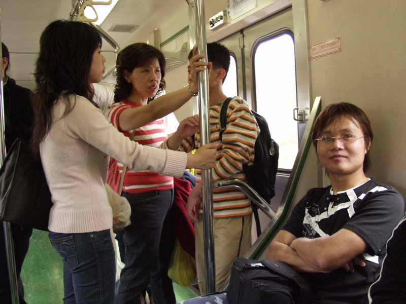 台灣鐵路旅遊攝影電車-區間車交談的旅客2007攝影照片356