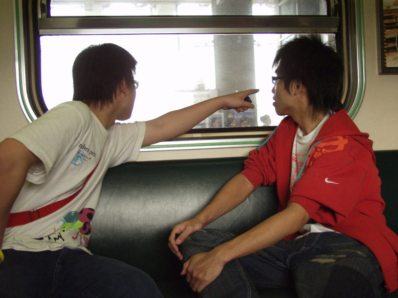 台灣鐵路旅遊攝影電車-區間車交談的旅客2007攝影照片357
