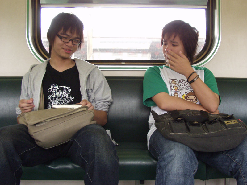 台灣鐵路旅遊攝影電車-區間車交談的旅客2007攝影照片376