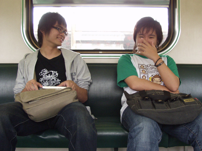 台灣鐵路旅遊攝影電車-區間車交談的旅客2007攝影照片379