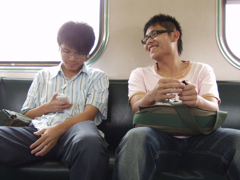 台灣鐵路旅遊攝影電車-區間車交談的旅客2007攝影照片381
