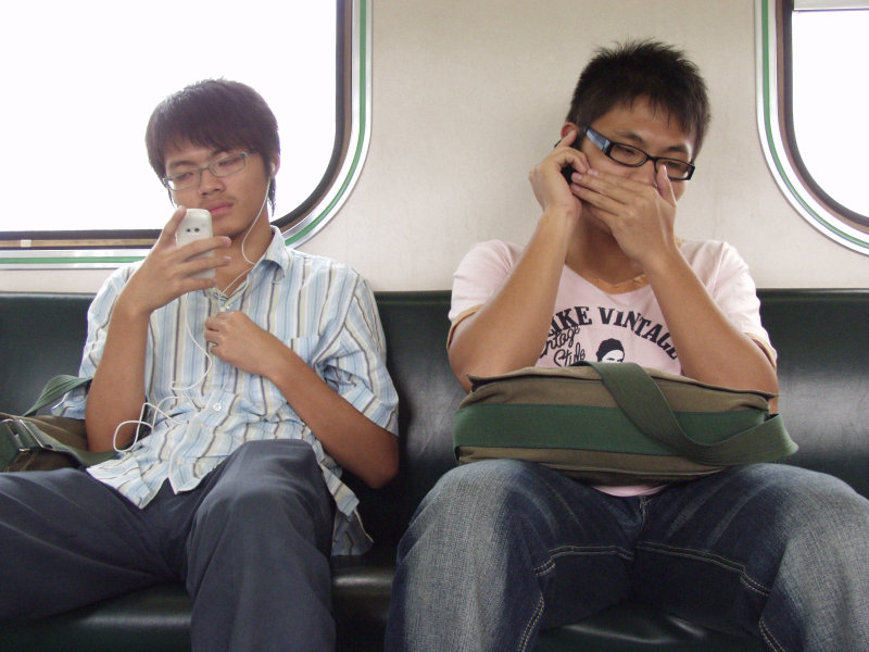台灣鐵路旅遊攝影電車-區間車交談的旅客2007攝影照片389