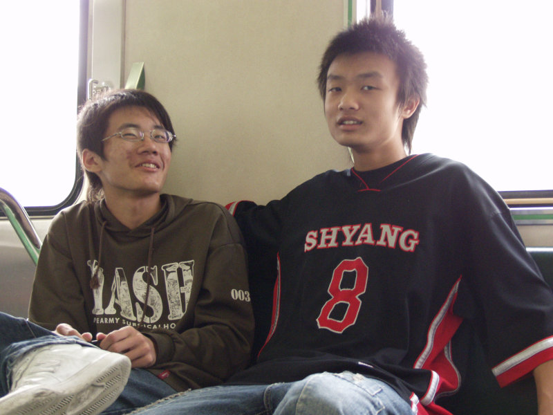 台灣鐵路旅遊攝影電車-區間車交談的旅客2007攝影照片391