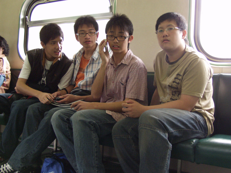 台灣鐵路旅遊攝影電車-區間車交談的旅客2007攝影照片396
