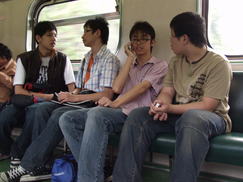 台灣鐵路旅遊攝影電車-區間車交談的旅客2007攝影照片397
