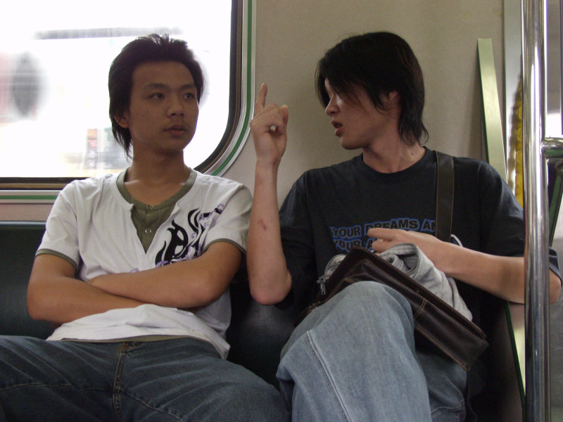 台灣鐵路旅遊攝影電車-區間車交談的旅客2007攝影照片400