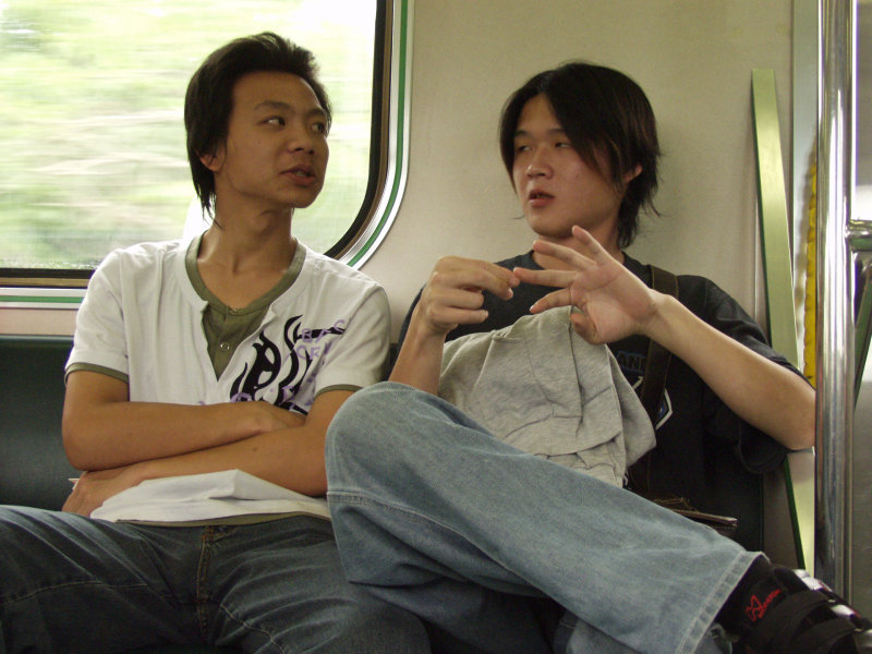 台灣鐵路旅遊攝影電車-區間車交談的旅客2007攝影照片404
