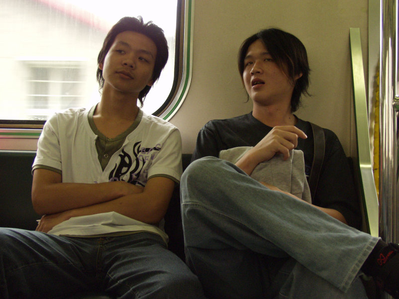 台灣鐵路旅遊攝影電車-區間車交談的旅客2007攝影照片405