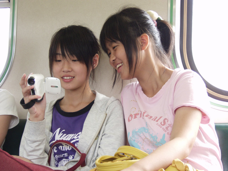 台灣鐵路旅遊攝影電車-區間車交談的旅客2007攝影照片410
