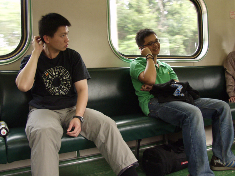 台灣鐵路旅遊攝影電車-區間車交談的旅客2007攝影照片411