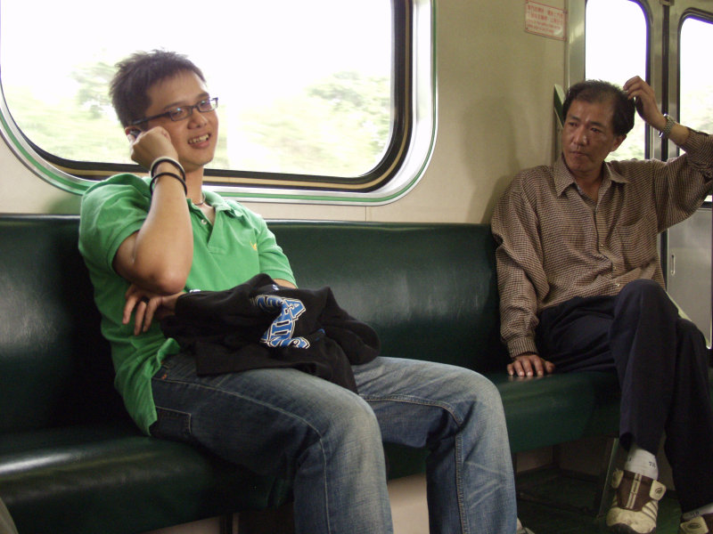 台灣鐵路旅遊攝影電車-區間車交談的旅客2007攝影照片412
