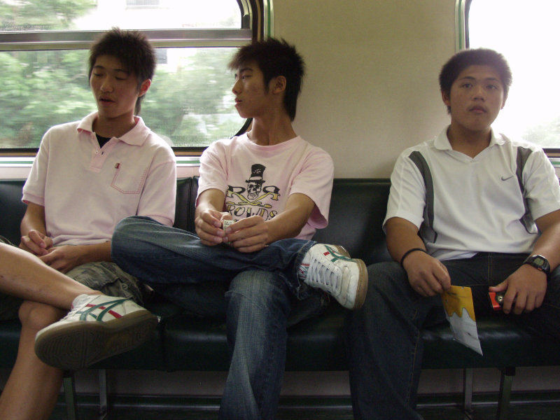 台灣鐵路旅遊攝影電車-區間車交談的旅客2007攝影照片415