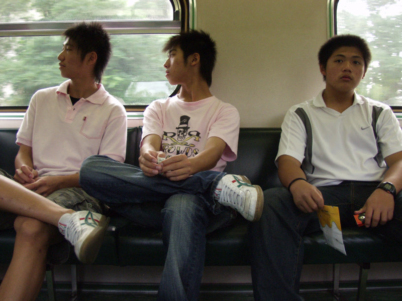 台灣鐵路旅遊攝影電車-區間車交談的旅客2007攝影照片416