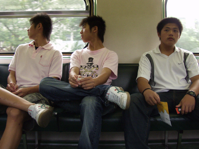 台灣鐵路旅遊攝影電車-區間車交談的旅客2007攝影照片417