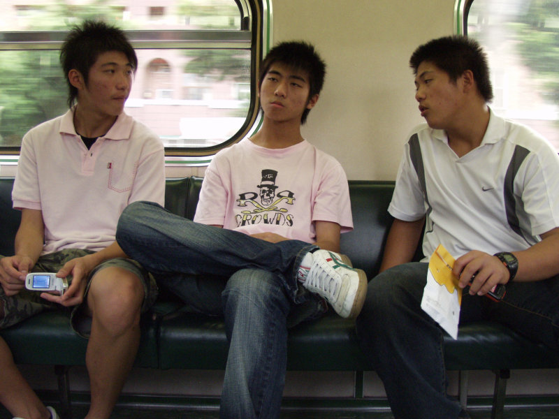 台灣鐵路旅遊攝影電車-區間車交談的旅客2007攝影照片418