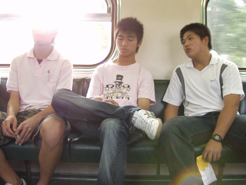 台灣鐵路旅遊攝影電車-區間車交談的旅客2007攝影照片419